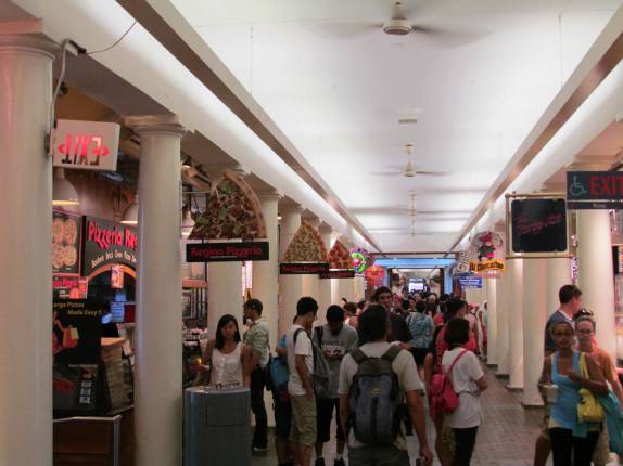 Caminhando pelo Quincy Market, em Boston, capital de Massachusetts, nos Estados Unidos